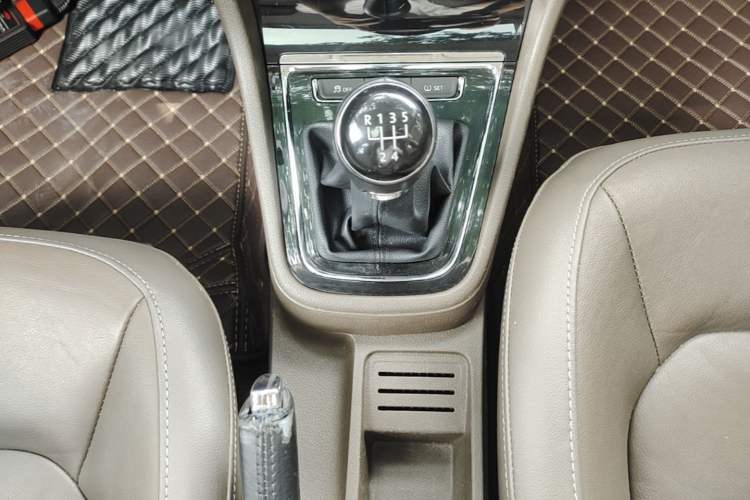 Used Volkswagen Bora 2014 1.6L Manual Comfort Model Gear Lever