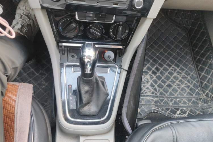 Used Volkswagen Bora 2014 1.6L Automatic Fashion Model Gear Lever