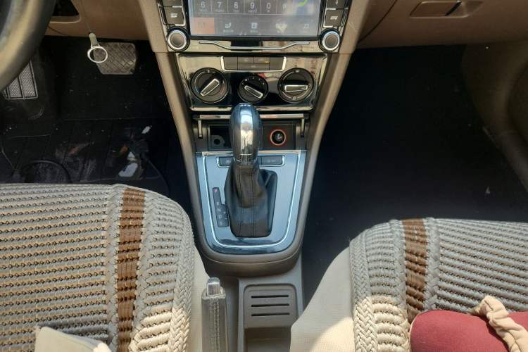 Used Volkswagen Bora 2014 1.4TSI Automatic Comfort Model Gear Lever