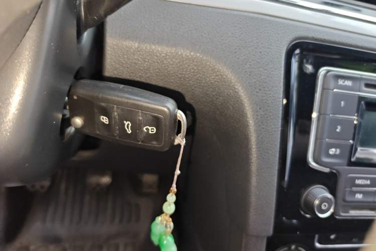Used Volkswagen Bora 2014 1.6L Manual Comfort Model Interior 1