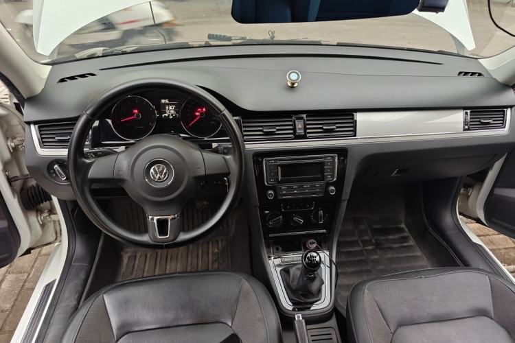 Used Volkswagen Bora 2014 1.6L Manual Comfort Model Interior 2