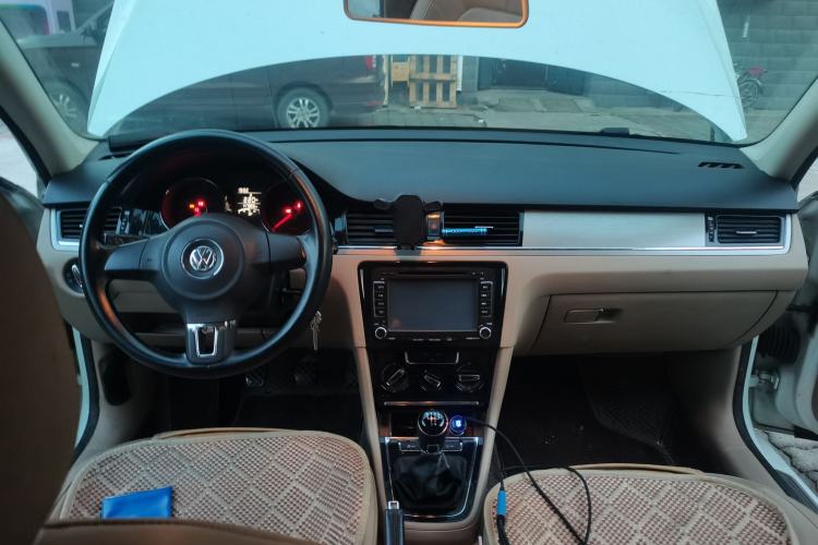 Used Volkswagen Bora 2014 1.6L Manual Comfort Model Interior 2