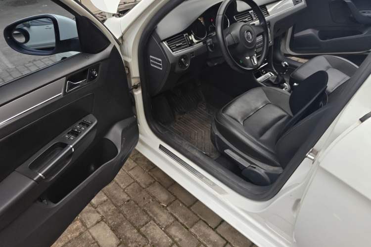 Used Volkswagen Bora 2014 1.6L Manual Comfort Model Interior 3