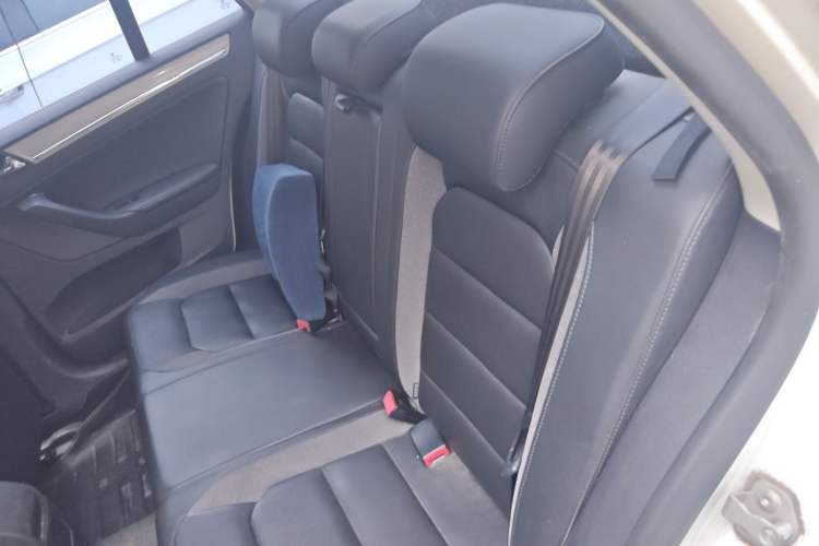 Used Volkswagen Bora 2014 1.6L Manual Comfort Model Interior 4