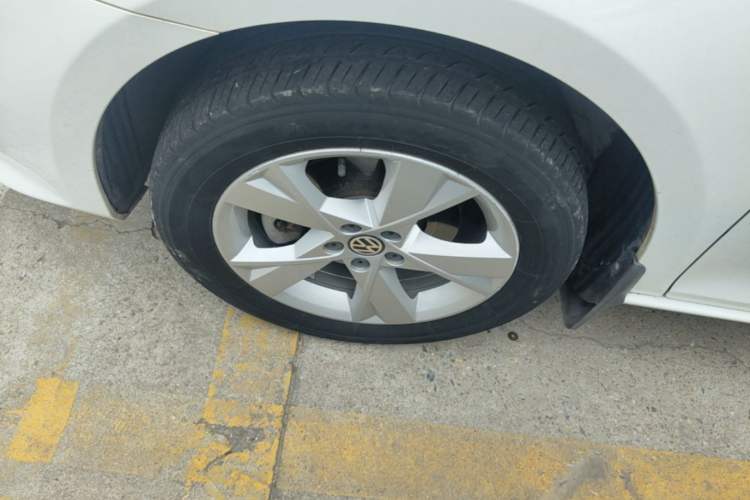 Used Volkswagen Bora 2014 1.6L Automatic Comfort Model Left Front Wheel Hub