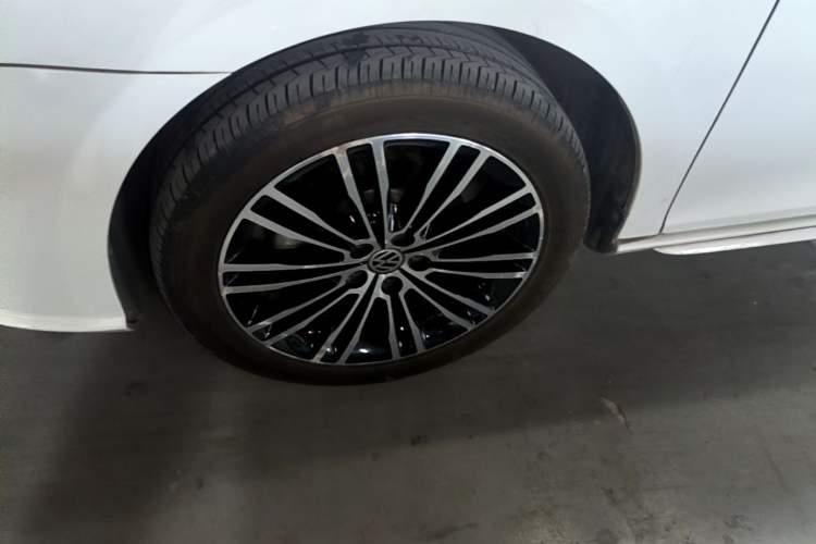 Used Volkswagen Bora 2014 1.4TSI Manual Sportline Left Front Wheel Hub