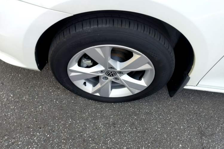 Used Volkswagen Bora 2014 1.4TSI Automatic Comfort Model Left Front Wheel Hub