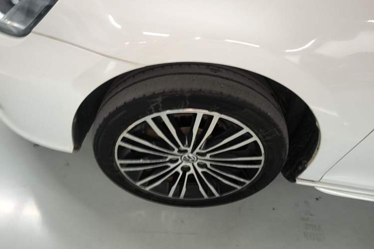 Used Volkswagen Bora 2014 1.4TSI Manual Sportline Left Front Wheel Hub