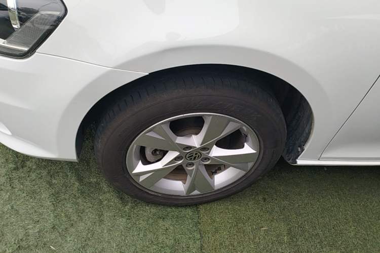 Used Volkswagen Bora 2014 1.6L Manual Comfort Model Left Front Wheel Hub