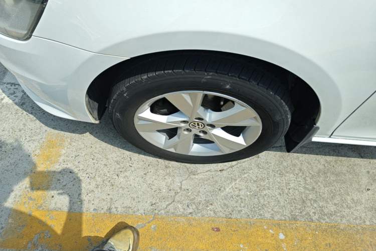 Used Volkswagen Bora 2014 1.6L Automatic Comfort Model Left Front Wheel Hub