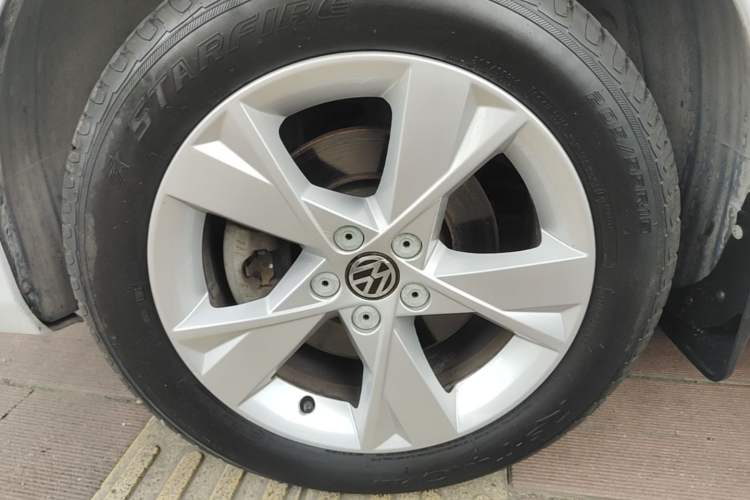 Used Volkswagen Bora 2014 1.6L Manual Comfort Model Left Front Wheel Hub