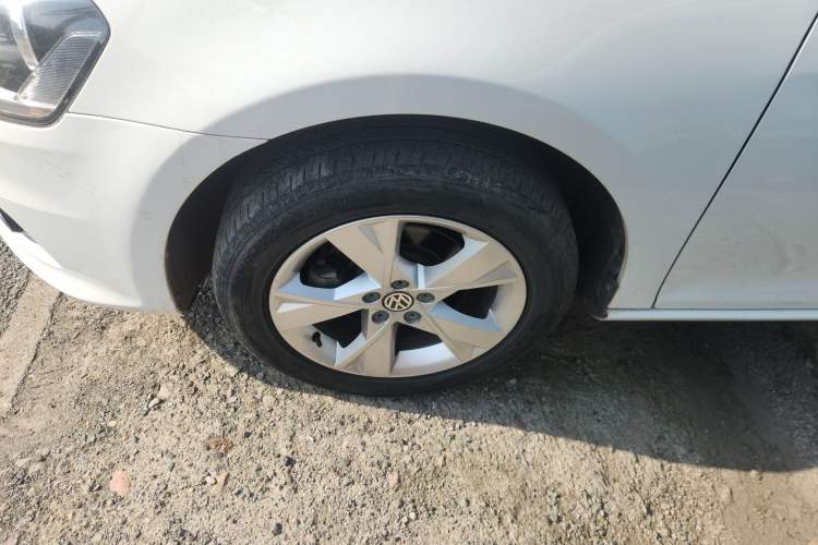 Used Volkswagen Bora 2014 1.4TSI Automatic Comfort Model Left Front Wheel Hub