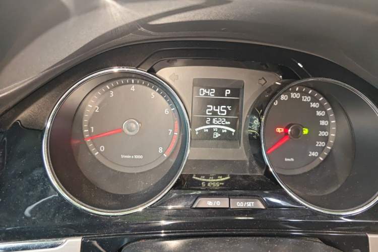 Used Volkswagen Bora 2014 1.4TSI Automatic Comfort Model Odometer Close Up