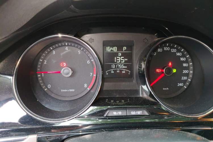 Used Volkswagen Bora 2014 1.4TSI Automatic Comfort Model Odometer Close Up