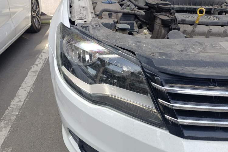 Used Volkswagen Bora 2014 1.6L Manual Comfort Model Right Front Headlight