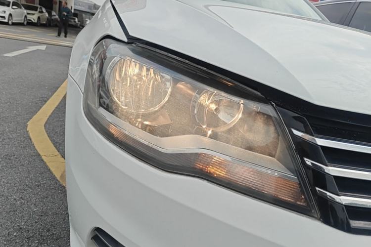 Used Volkswagen Bora 2014 1.6L Automatic Luxury Model Right Front Headlight