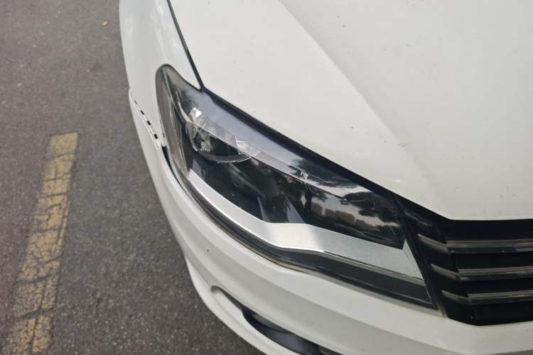 Used Volkswagen Bora 2014 1.6L Manual Comfort Model Right Front Headlight