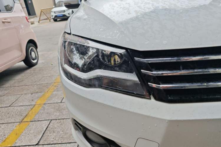 Used Volkswagen Bora 2014 1.6L Automatic Luxury Model Right Front Headlight