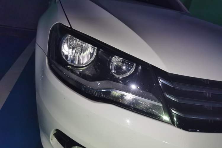 Used Volkswagen Bora 2014 1.6L Manual Comfort Model Right Front Headlight