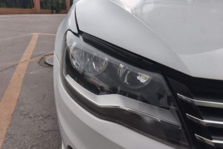 Used Volkswagen Bora 2014 1.6L Manual Comfort Model Right Front Headlight