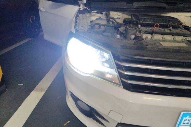 Used Volkswagen Bora 2014 1.6L Manual Comfort Model Right Front Headlight