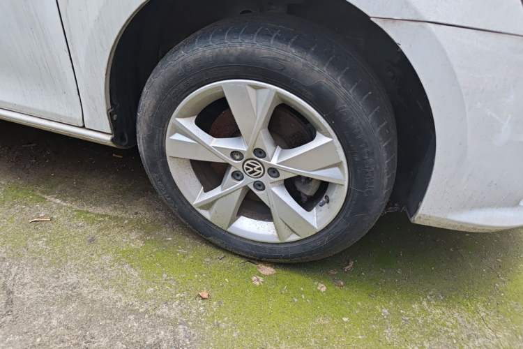 Used Volkswagen Bora 2014 1.6L Manual Comfort Model Right Front Wheel Hub