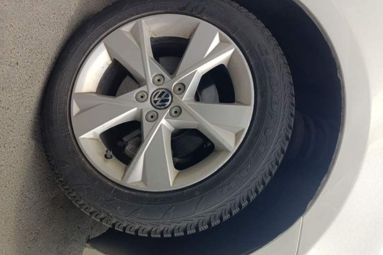 Used Volkswagen Bora 2014 1.6L Manual Comfort Model Right Front Wheel Hub