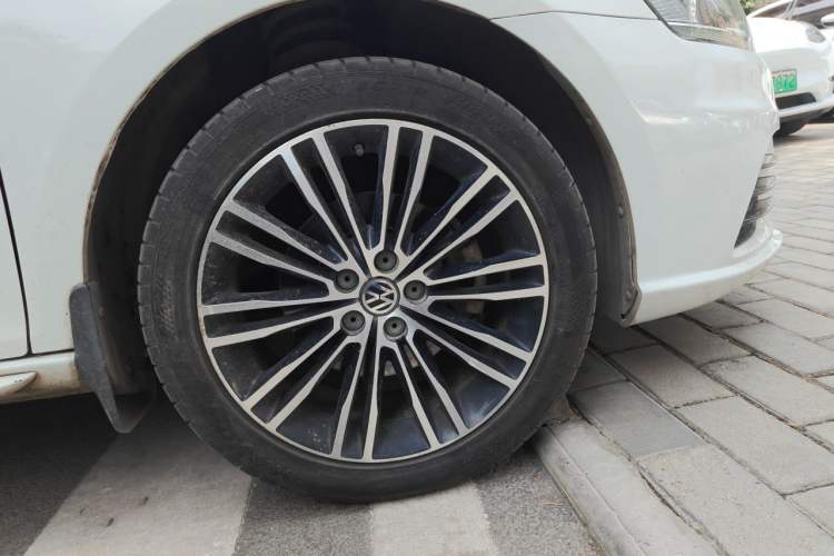 Used Volkswagen Bora 2014 1.4TSI Manual Sportline Right Front Wheel Hub