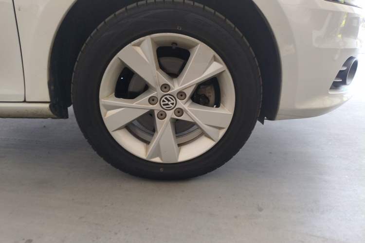 Used Volkswagen Bora 2014 1.6L Automatic Comfort Model Right Front Wheel Hub
