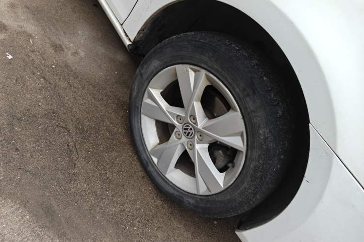Used Volkswagen Bora 2014 1.6L Manual Comfort Model Right Front Wheel Hub