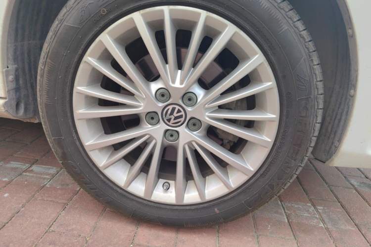 Used Volkswagen Bora 2014 1.6L Automatic Luxury Model Right Front Wheel Hub