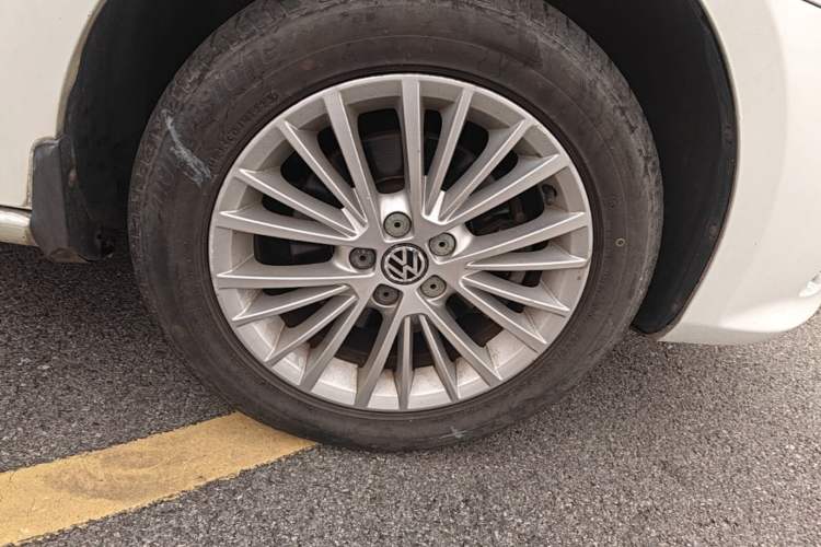 Used Volkswagen Bora 2014 1.6L Automatic Luxury Model Right Front Wheel Hub