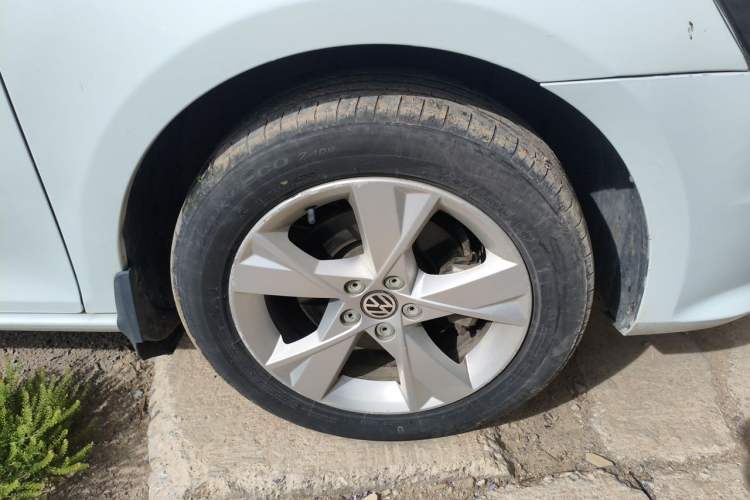 Used Volkswagen Bora 2014 1.6L Automatic Comfort Model Right Front Wheel Hub