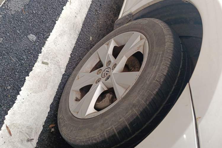 Used Volkswagen Bora 2014 1.6L Manual Comfort Model Right Front Wheel Hub