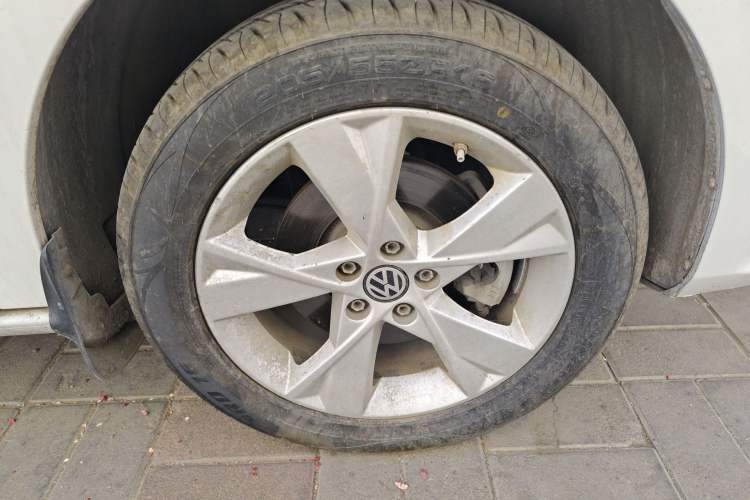 Used Volkswagen Bora 2014 1.6L Manual Comfort Model Right Front Wheel Hub