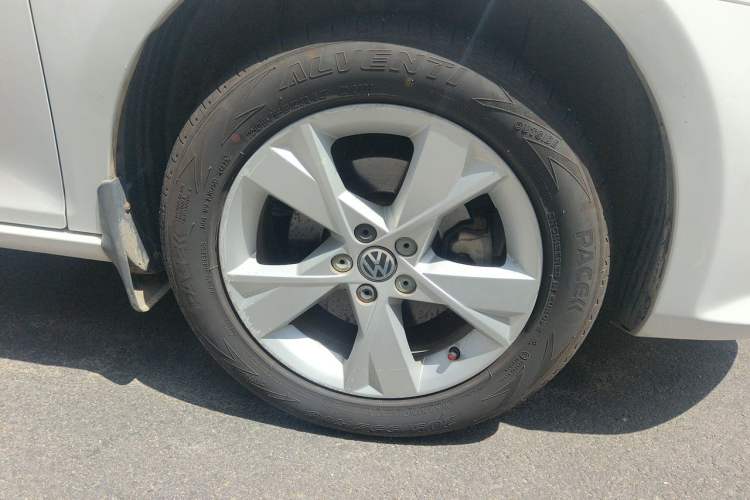 Used Volkswagen Bora 2014 1.4 TSI Manual Comfort Model Right Front Wheel Hub
