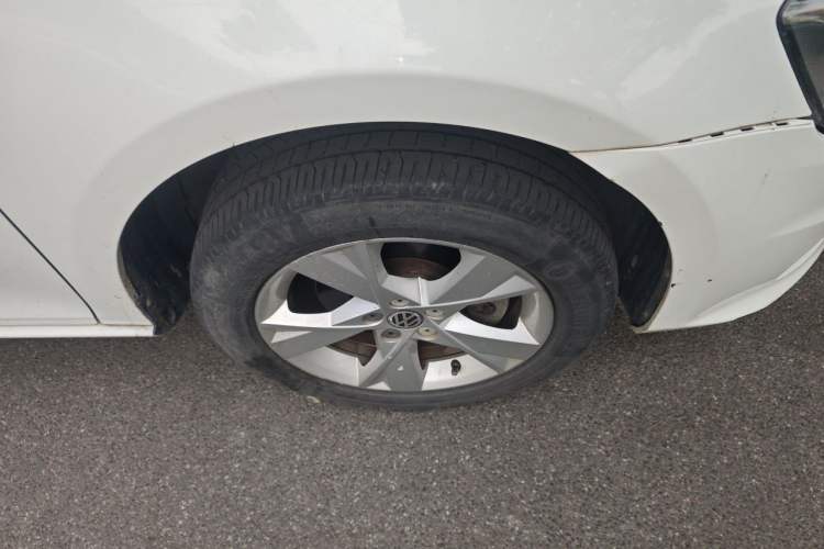 Used Volkswagen Bora 2014 1.6L Manual Comfort Model Right Front Wheel Hub