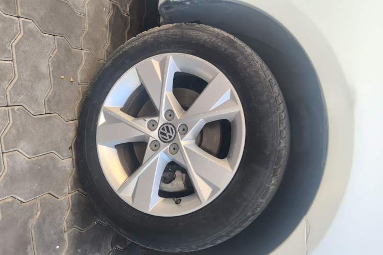 Used Volkswagen Bora 2014 1.6L Automatic Comfort Model Right Front Wheel Hub