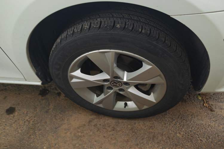 Used Volkswagen Bora 2014 1.6L Automatic Comfort Model Right Front Wheel Hub