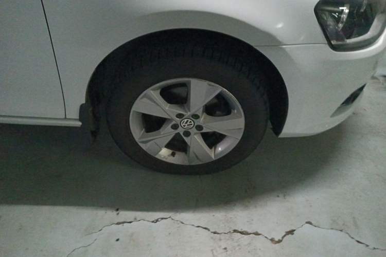 Used Volkswagen Bora 2014 1.6L Automatic Comfort Model Right Front Wheel Hub