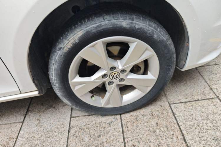 Used Volkswagen Bora 2014 1.6L Automatic Luxury Model Right Front Wheel Hub