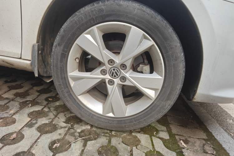Used Volkswagen Bora 2014 1.6L Automatic Comfort Model Right Front Wheel Hub