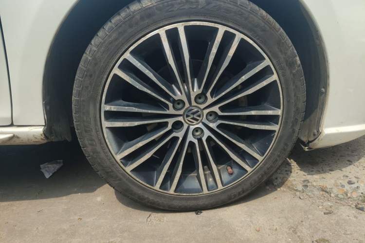 Used Volkswagen Bora 2014 1.4TSI Automatic Sportline Right Front Wheel Hub