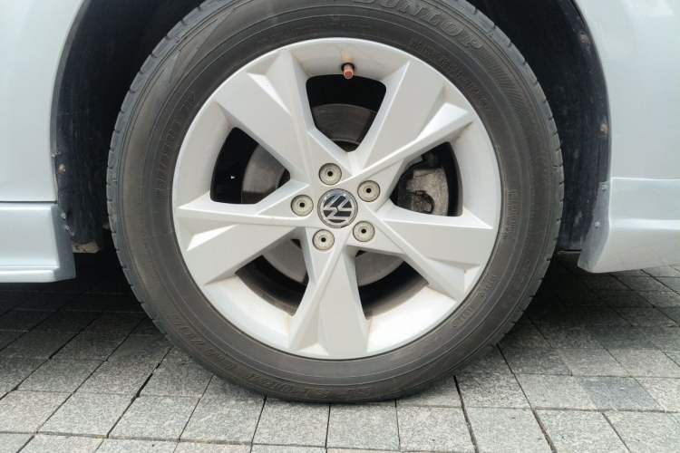 Used Volkswagen Bora 2014 1.6L Automatic Comfort Model Right Front Wheel Hub