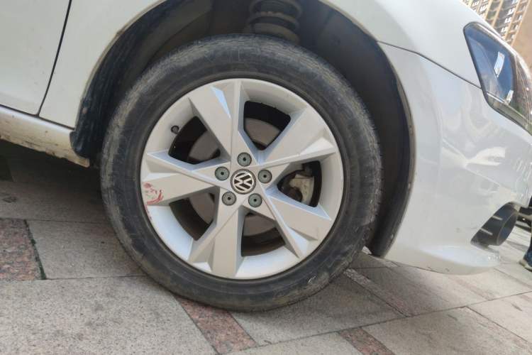 Used Volkswagen Bora 2014 1.6L Automatic Comfort Model Right Front Wheel Hub