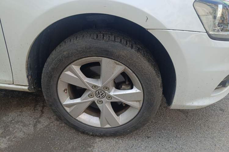 Used Volkswagen Bora 2014 1.6L Automatic Comfort Model Right Front Wheel Hub