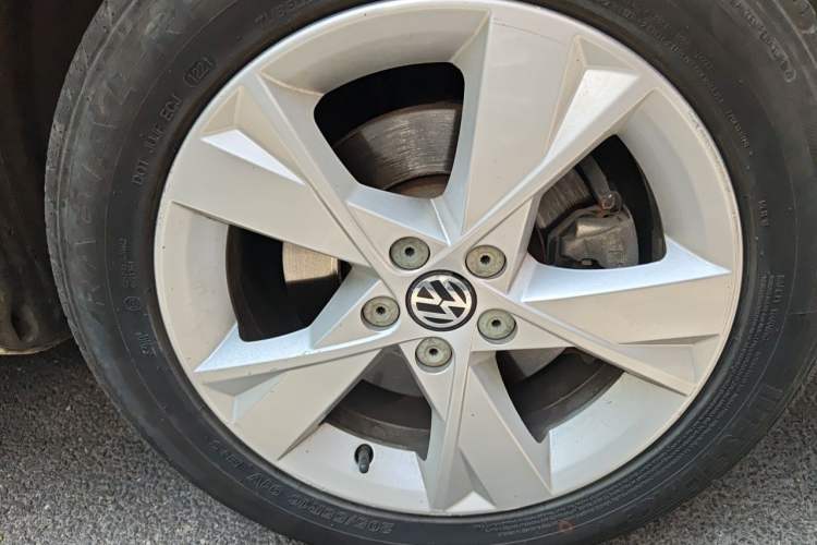 Used Volkswagen Bora 2014 1.4 TSI Manual Comfort Model Right Front Wheel Hub