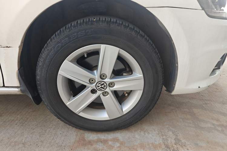 Used Volkswagen Bora 2014 1.6L Manual Fashion Edition Right Front Wheel Hub