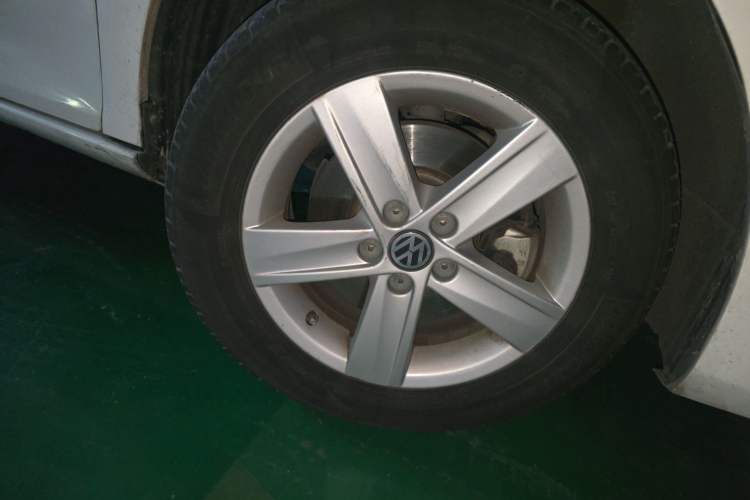 Used Volkswagen Bora 2014 1.6L Automatic Fashion Model Right Front Wheel Hub
