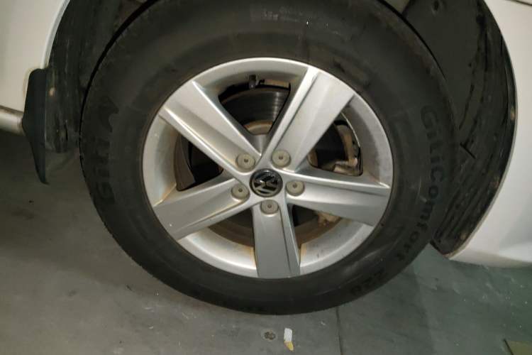 Used Volkswagen Bora 2014 1.6L Manual Fashion Edition Right Front Wheel Hub